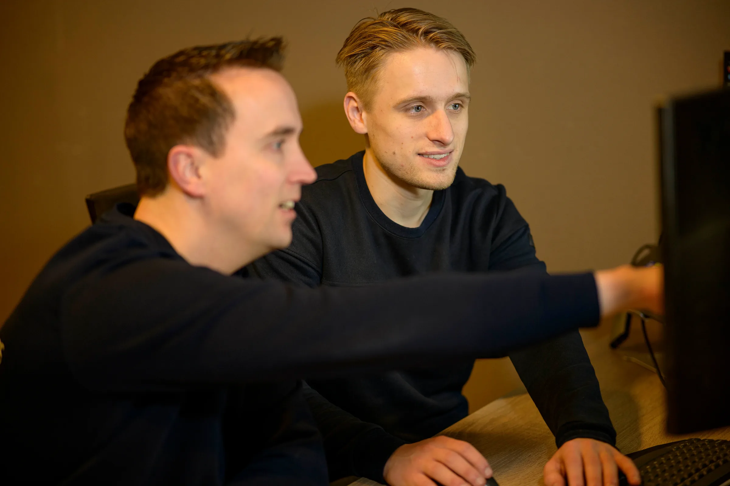 Johan en Ruben werken samen achter de computer