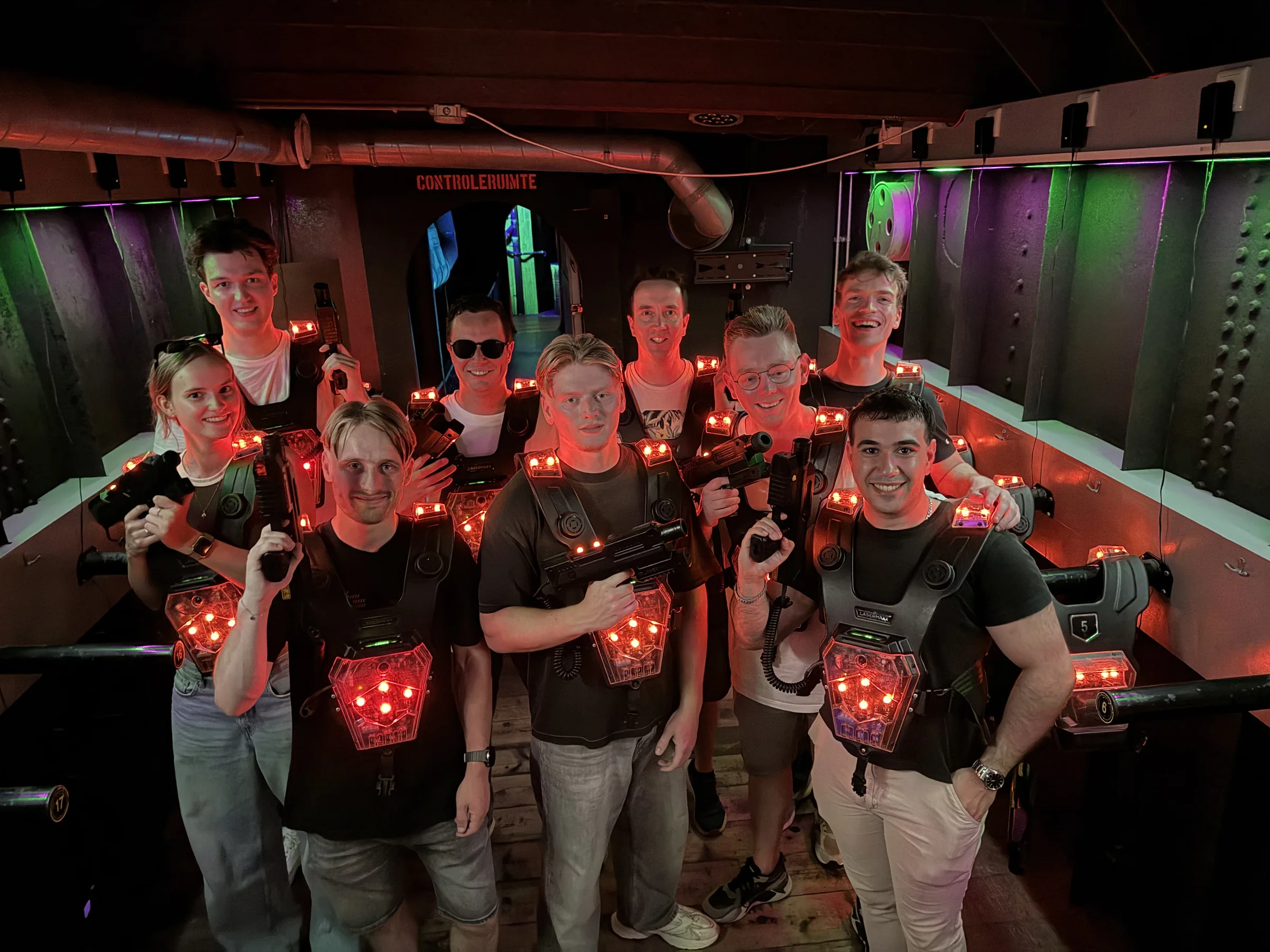 Het team van ComfyCoders tijdens een teamuitje lasergamen