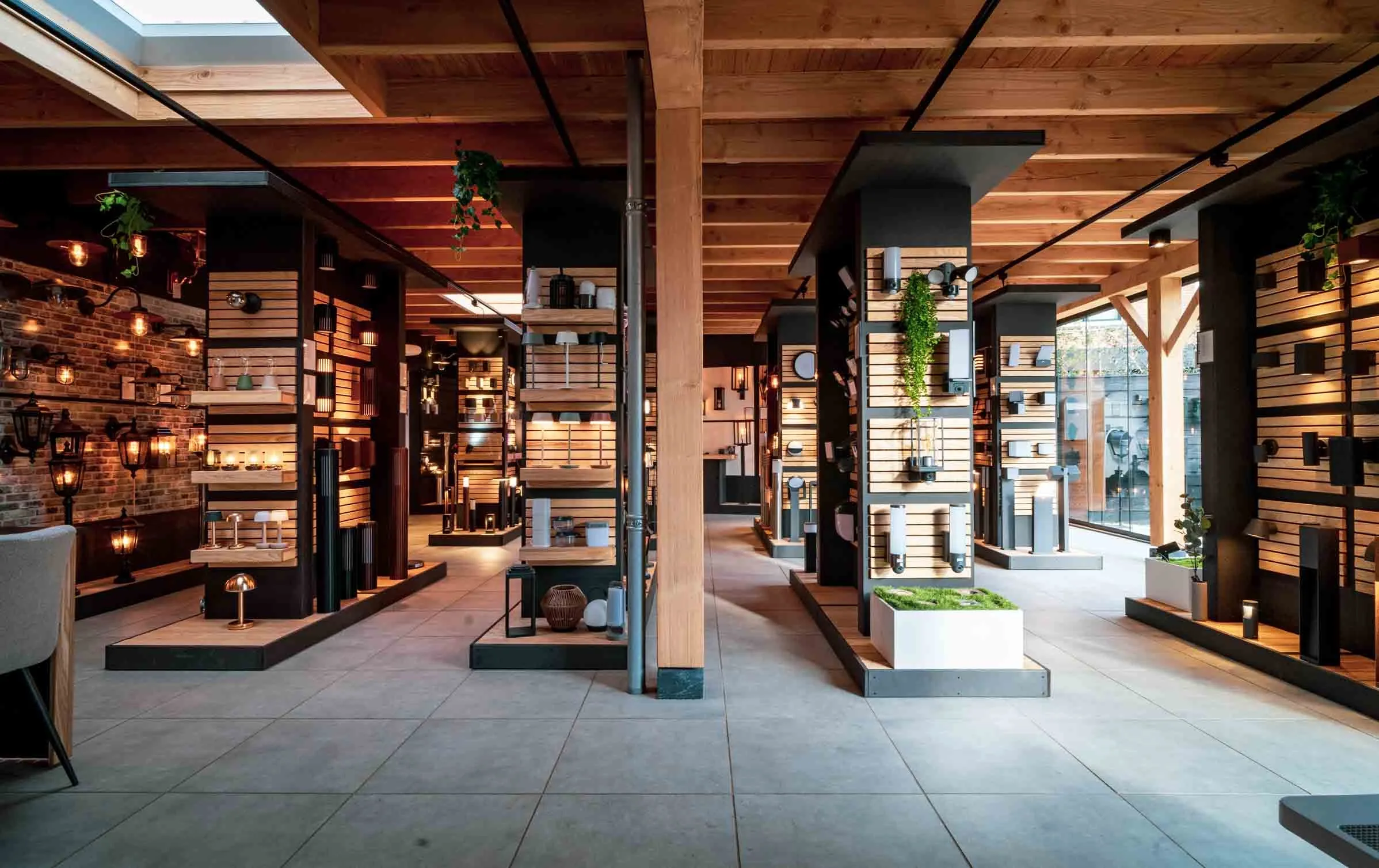De verlichte showroom van LampenTotaal met wand- en staande lampen