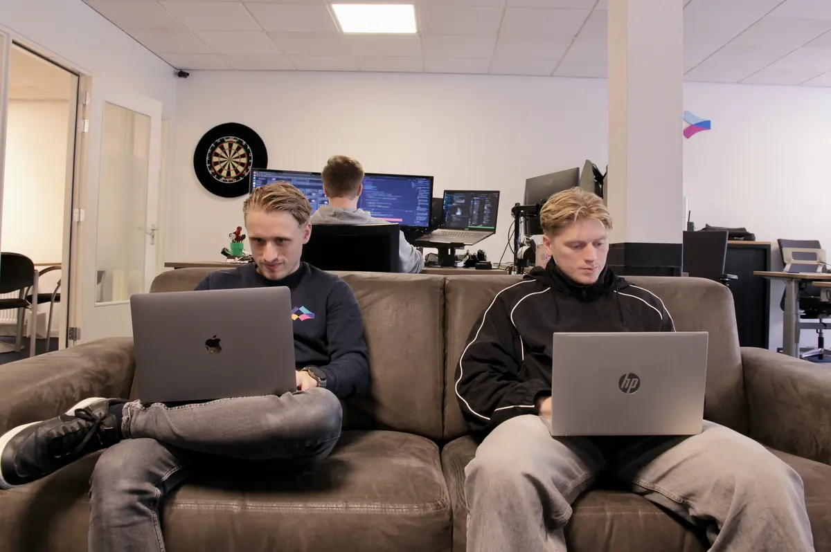 ComfyCoders-developers werken op hun laptop aan een prototype